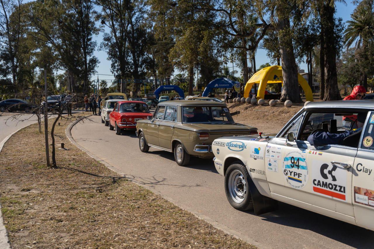 Paseo y expo de autos antiguos en Almafuerte