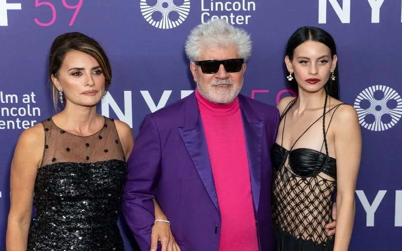 Pedro Almodóvar y las dos actrices protagonistas de 'Madres paralelas'