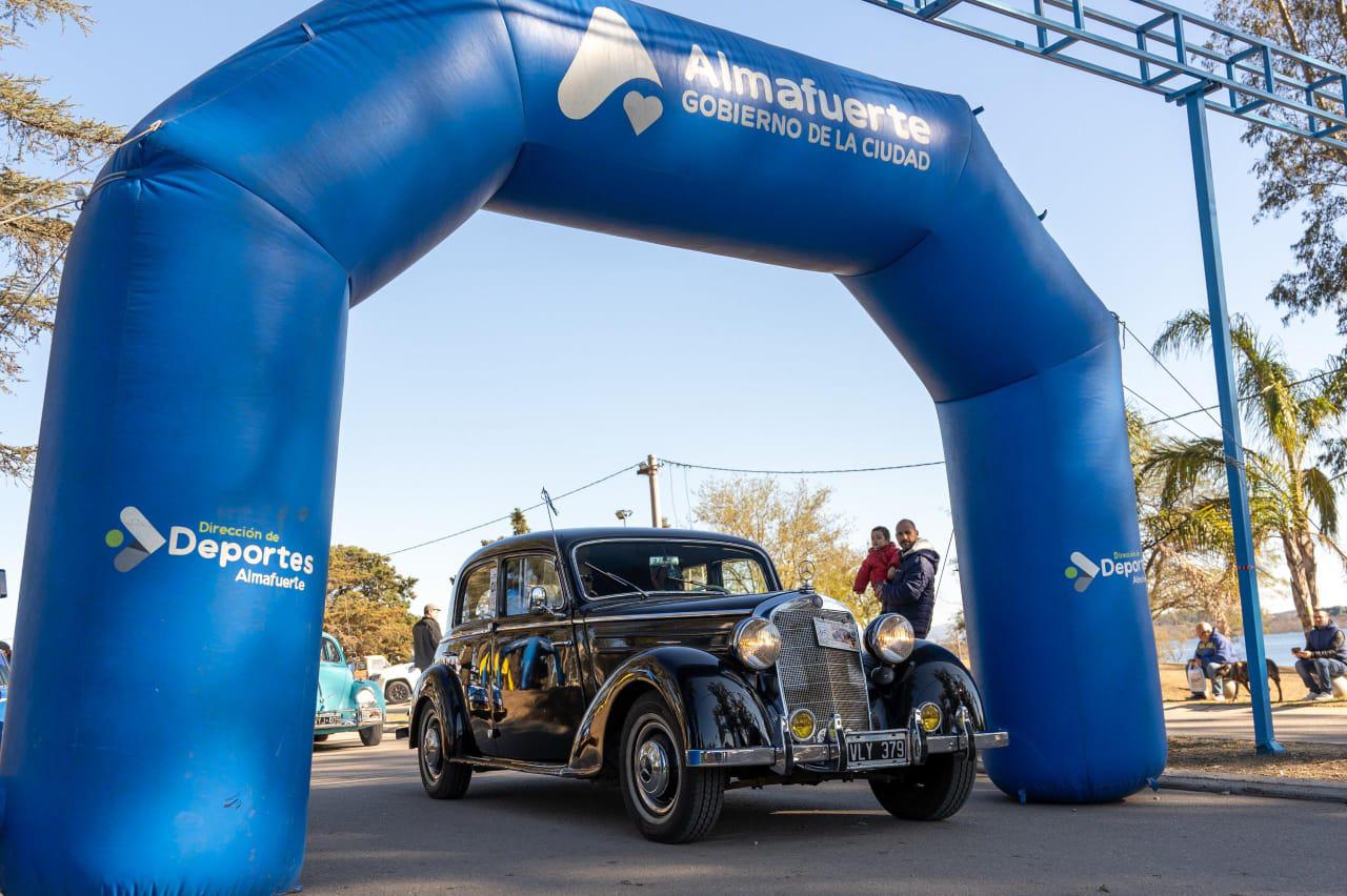 Paseo y expo de autos antiguos en Almafuerte Portada