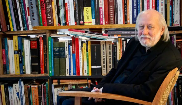 László-Krasznahorkai-Dónde-encontrar-los-libros-del-ganador-del-Premio-Nobel-de-Literatura-2025-2-740x430