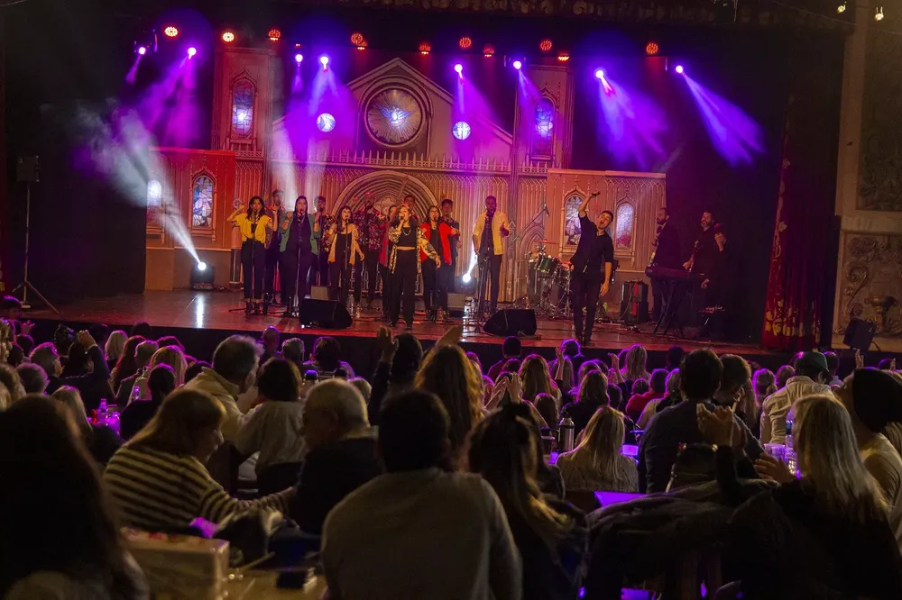 multimedia.grande.9379501576c3ce1f.466965737461206465206c61204d617361205669656e65736120564742204d755f6772616e64652e77656270