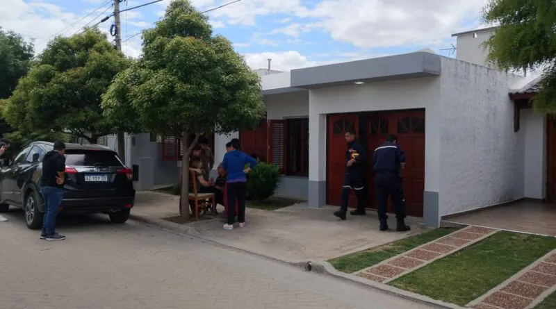 barrio-castagnino-25-11-06-tragedia-un-hombre-murio-cuando-cargaba-un-rifle-de-aire-comprimido-800x445