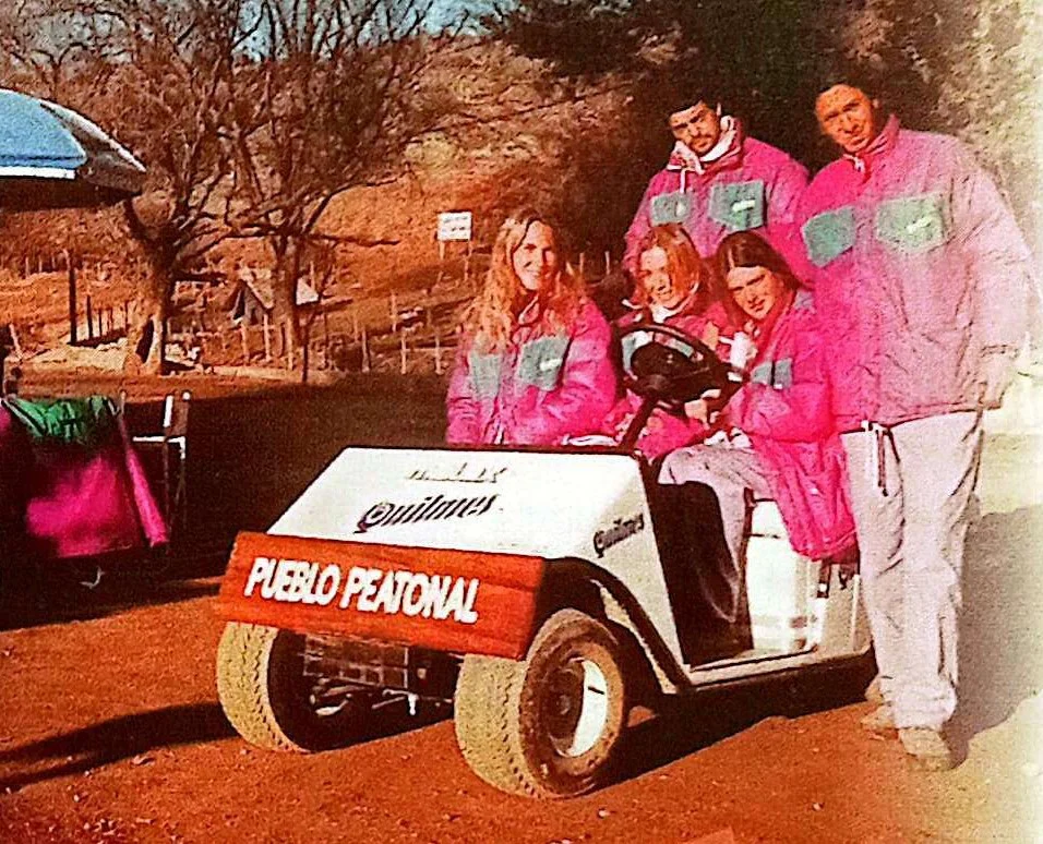 Auto eléctrico pueblo peatonal